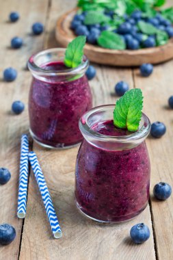 Yaban mersini, Erik, nane ve fesleğen ile sağlıklı güler yüzlü