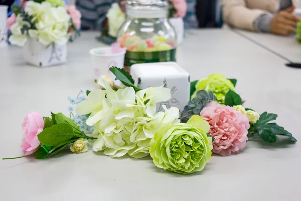 Colorida flor artificial en la mesa, taller de arreglo de flores — Foto de Stock