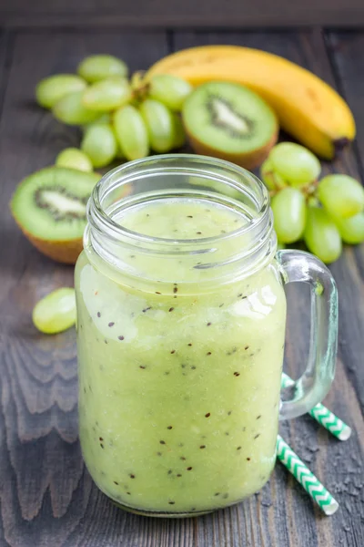 Smoothie com kiwi, uva verde e banana em jarra de vidro — Fotografia de Stock