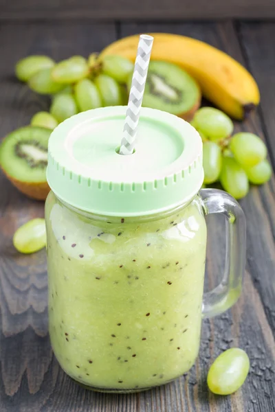 Smoothie com kiwi, uva verde e banana em jarra de vidro — Fotografia de Stock