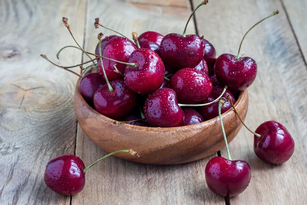 Kiraz ahşap kase su damlaları, masada, yatay