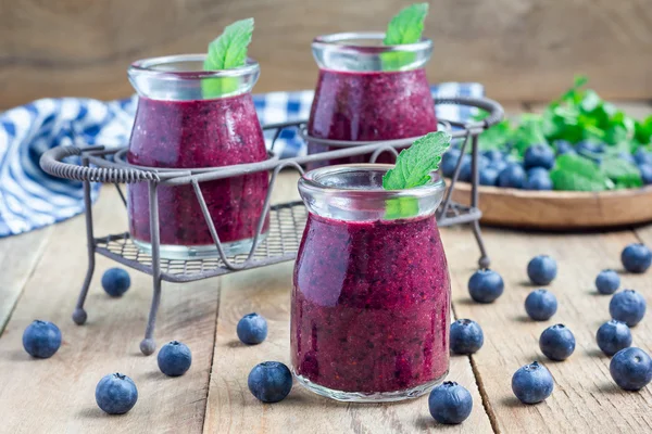 Färsk smoothie med blåbär, plommon, mynta och basilika — Stockfoto