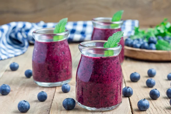 Świeże smoothie blueberry, śliwka, mięta i bazylia — Zdjęcie stockowe