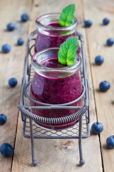 Batido saludable con arándanos, ciruelas, menta y albahaca — Foto de Stock