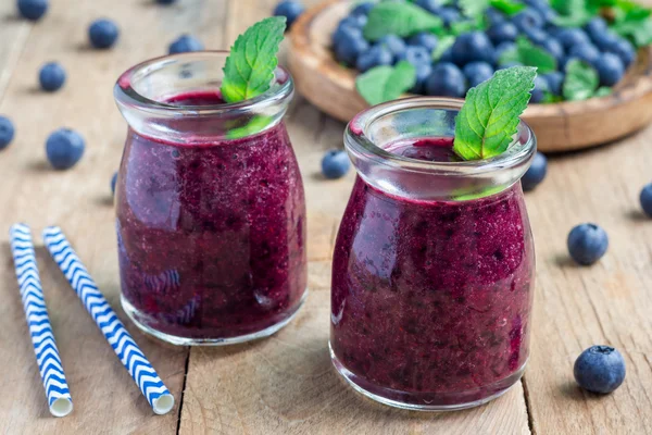 Świeże smoothie blueberry, śliwka, mięta i bazylia — Zdjęcie stockowe