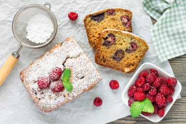 Ahududu, kiraz, muz ekmek dilimlenmiş beyaz çikolata, en iyi görünümü