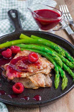 Domuz pirzola frambuaz sos ve kuşkonmaz, dikey