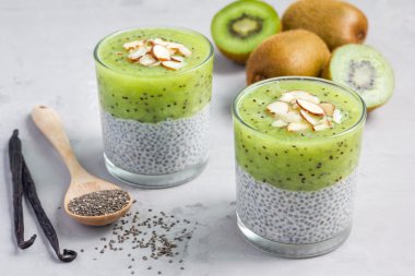 Vanilya chia puding tatlısı, yatay kivi ile katmanlı