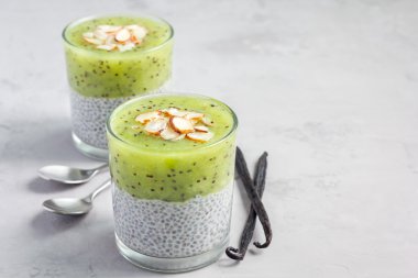 Vanilya chia puding tatlısı, kopya alanı kivi ile katmanlı