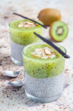 Vanilya chia puding tatlısı, dikey kivi ile katmanlı