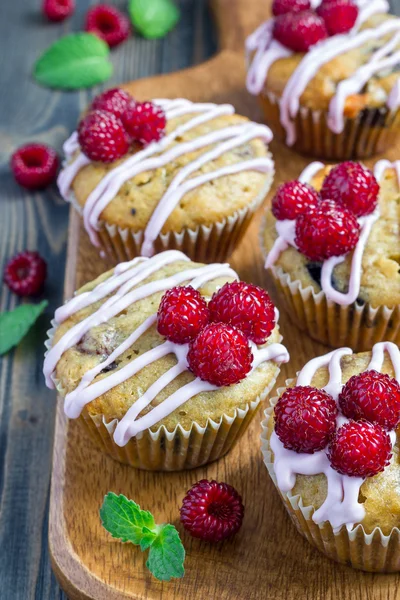 Muz ekmeği kek ahududu, kiraz ve beyaz çikolata, dikey