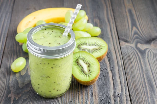 Smoothie saudável com kiwi, uva verde e banana, espaço de cópia — Fotografia de Stock