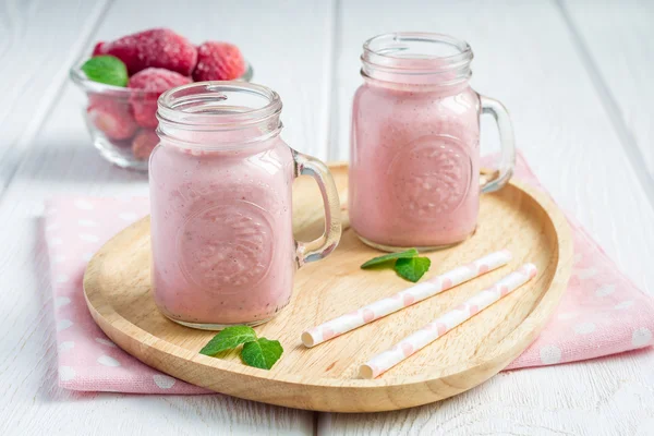 Stroberi cheesecake smoothie dengan krim keju dan susu — Stok Foto