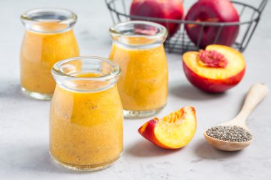 Nektarin, portakal suyu, chia tohum ve bal, yatay ile güler yüzlü