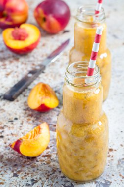 Nektarin, portakal suyu, chia tohum, bal ile sağlıklı yaz güler yüzlü