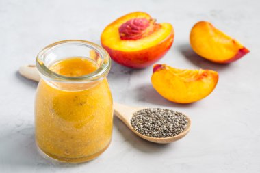 Nektarin, portakal suyu, chia tohum ve bal, yatay ile güler yüzlü