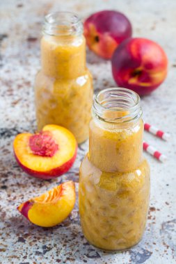 Nektarin, portakal suyu, chia tohum, bal ile sağlıklı yaz güler yüzlü