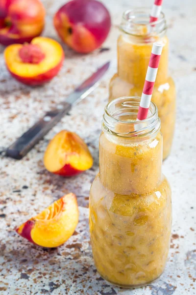 Nektarin, portakal suyu, chia tohum, bal ile sağlıklı yaz güler yüzlü