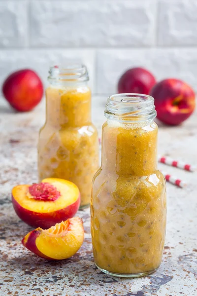 Frullato estivo sano con nettarina, succo d'arancia, semi di chia, miele — Foto Stock