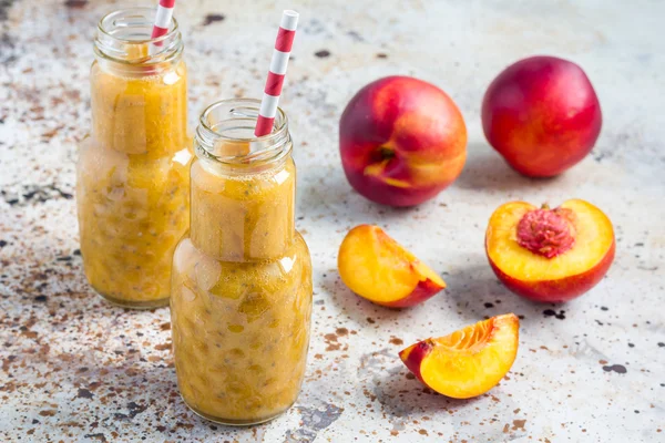 Smoothie de verão com nectarina, suco de laranja, sementes de chia, mel, horizontal — Fotografia de Stock