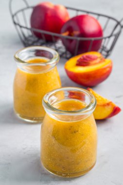Nektarin, portakal suyu, chia tohum ve bal, dikey ile güler yüzlü
