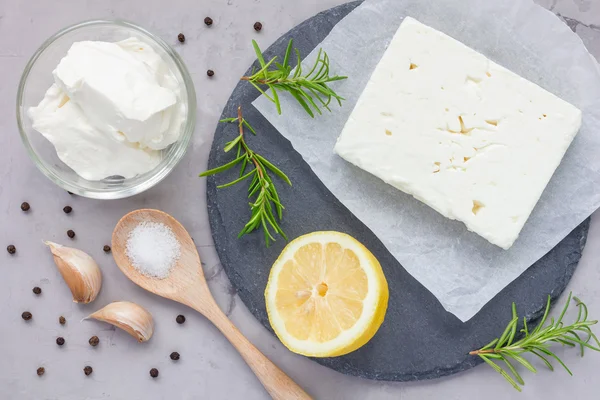 Ingredienser för fetaost, färskost, rosmarin, citron och vitlök dip — Stockfoto