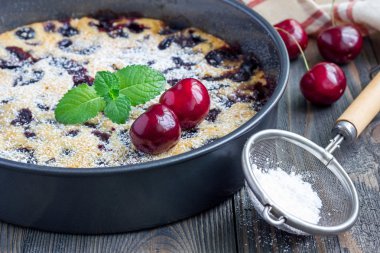 Pişirme çanağı, yatay olarak kiraz ile Clafoutis