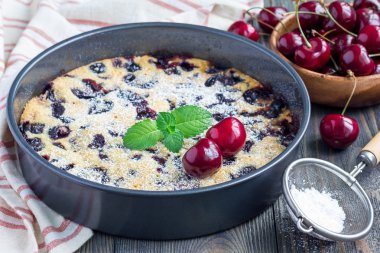 Pişirme çanağı, yatay olarak kiraz ile Clafoutis
