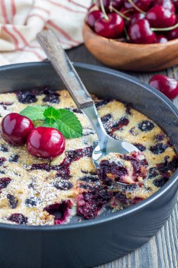 Pişirme çanağı, dikey olarak kiraz ile Clafoutis