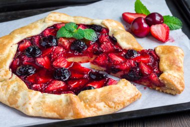 Süzme peynir hamur Galette'ye çilek ve vişne, yatay ile