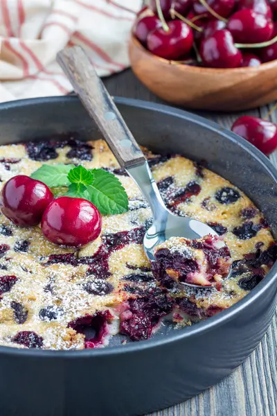 Pişirme çanağı, dikey olarak kiraz ile Clafoutis
