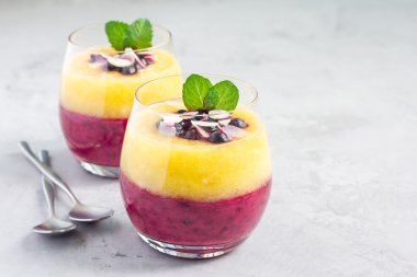 Cam, yatay, kopya alanı içinde kahvaltıya iki katman güler yüzlü