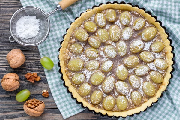 Shortbread dough grape tart with walnut praline, top view, horizontal — Stock Photo, Image