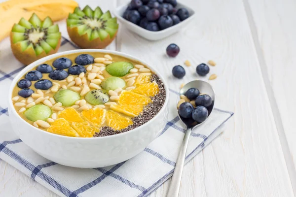 Pequeno-almoço batido tigela coberto com bagas, frutas, nozes e sementes — Fotografia de Stock