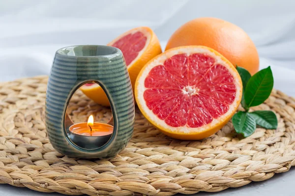 Aroma lampa s esenciální olej z grapefruitu, wellness zázemí, horizontální — Stock fotografie