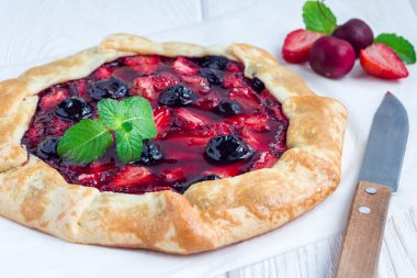 Süzme peynir hamur Galette'ye çilek ve vişne, yatay ile