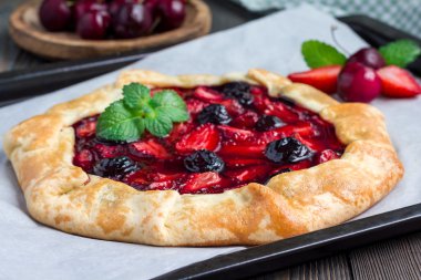 Süzme peynir hamur Galette'ye çilek ve vişne, yatay ile