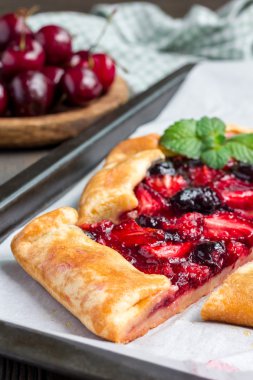 Süzme peynir hamur Galette'ye çilek ve vişne, dikey