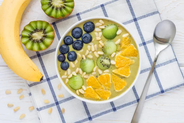 Petit déjeuner smoothie bol avec thé vert matcha, kiwi et banane — Photo