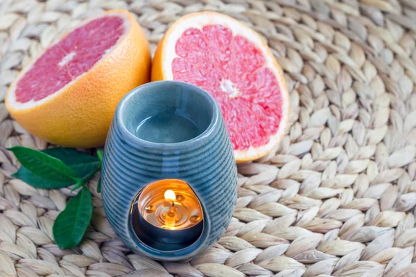 Aroma lampa s esenciální olej z grapefruitu, wellness zázemí, horizontální — Stock fotografie