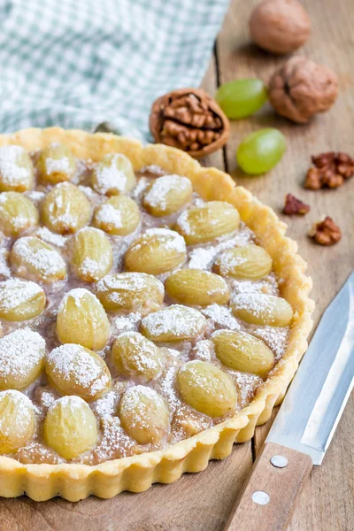 Homemade shortbread dough grape tart with walnut praline, vertical — Stock Photo, Image