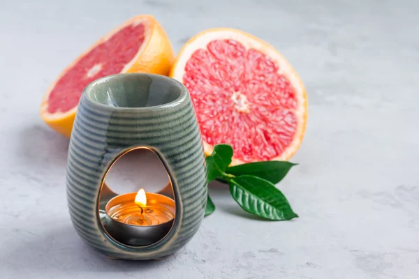 Aroma lampa s esenciálním olejem grapefruitu, kopírovat prostor, horizontální — Stock fotografie