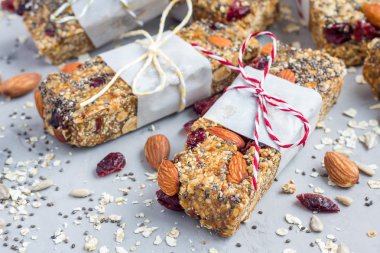 Granola barlar incir, yulaf ezmesi, badem, kızılcık, chia, ayçiçeği tohumu ile