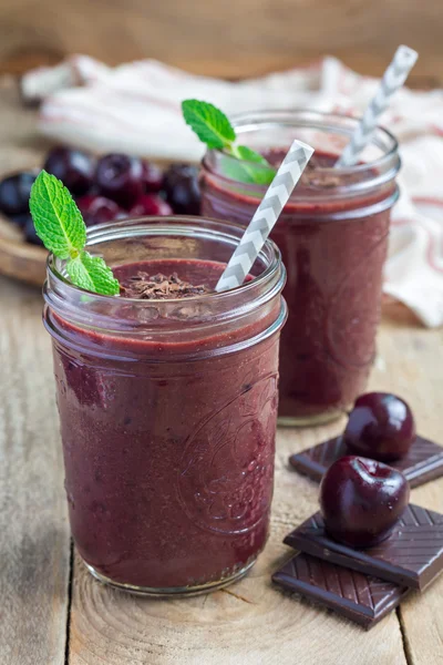 Schwarzwald-Smoothie mit Kirsche, Mandelmilch und Kakao, vertikal — Stockfoto