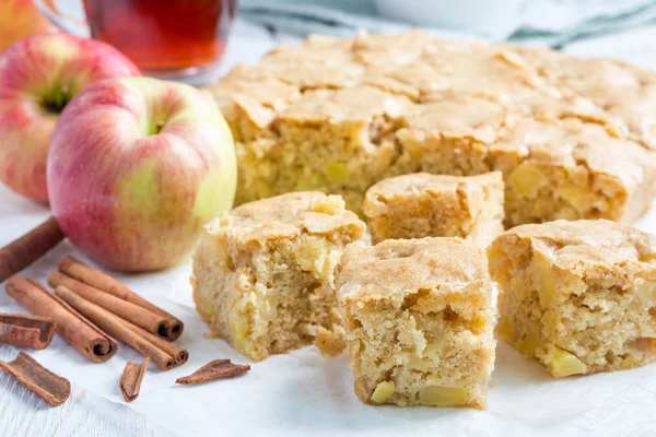 Rubia casera (rubia) brownies tarta de manzana, rebanadas cuadradas en pergamino — Foto de Stock