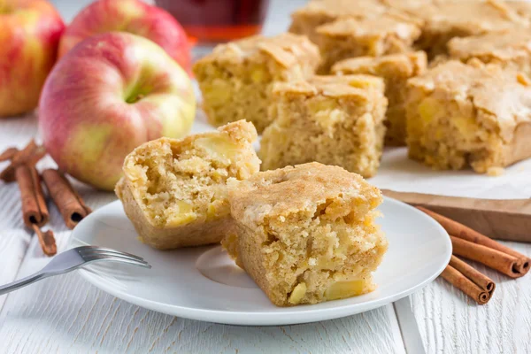 Rubia casera (rubia) brownies pastel de manzana, rebanadas cuadradas en el plato — Foto de Stock