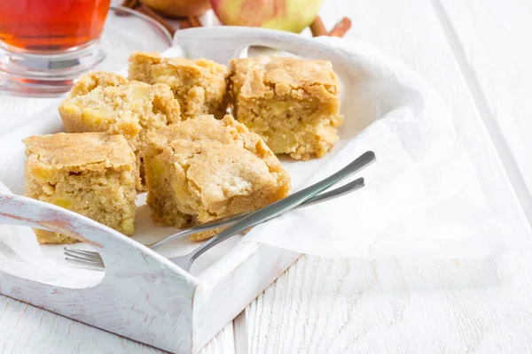 Hjemmelavet blondie brownies æblekage, firkantede skiver, kopieringsrum - Stock-foto