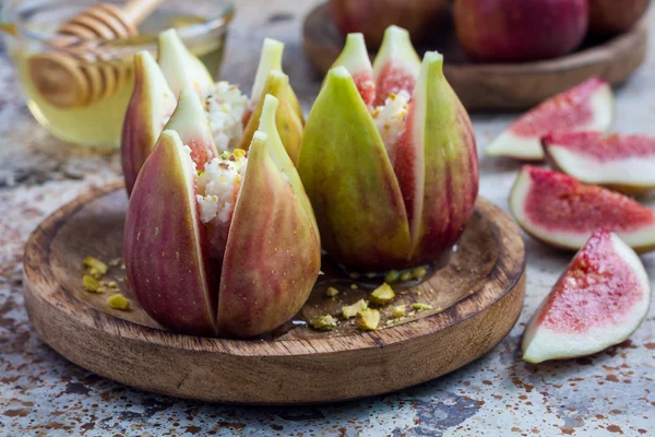 Fichi, formaggio, pistacchio e miele dessert su piatto di legno, orizzontale — Foto Stock