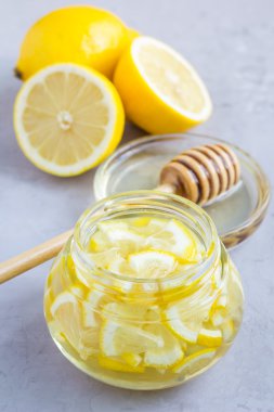 Cam narenciye çaya limon ve bal karışımı