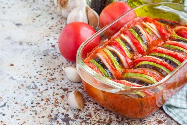 Cam tabak, ev yapımı sebze ratatouille pişmiş fırında, yatay